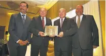  ??  ?? Premio. El premio fue recibido por los fundadores de la empresa, los hermanos Hugo y Arturo Tona, en compañía de sus hijos Hugo Eduardo, Arturo Alfredo y Rodrigo Tona.