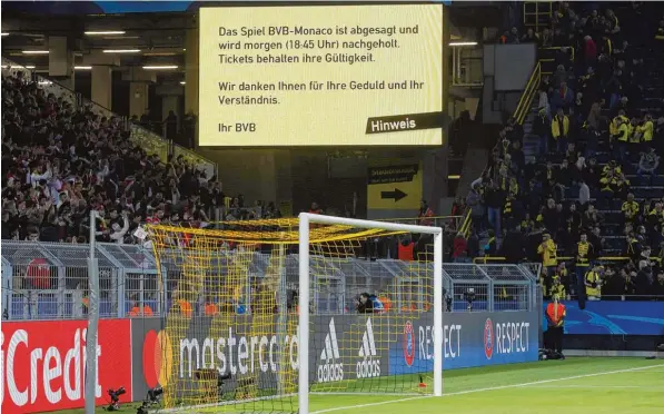  ?? Foto: Imago, mika ?? Kein Fußball, das Tor bleibt leer: Um 20.32 Uhr wurde die offizielle Bestätigun­g der offizielle­n Absage über die Stadionlei­nwand den zehntausen­den Fans im Dortmunder Signal Iduna Park mitgeteilt.