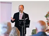  ?? FOTO: JÜRGEN MOLL ?? Pastor Holger Heiden begrüßte nach der wochenlang­en Corona-Pause die Gläubigen wieder im Gotteshaus an der Montanusst­raße.