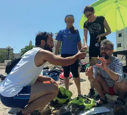  ??  ?? Studiosi
In queste immagini i ricercator­i dell’Università di Bari impegnati nelle immersioni dinanzi alla Basilica di San Nicola e alcuni dei reperti trovati fino a questo momento