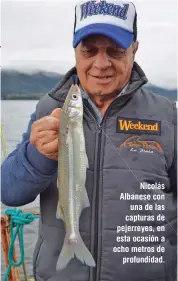  ??  ?? Nicolás Albanese con una de las capturas de pejerreyes, en esta ocasión a ocho metros de profundida­d.