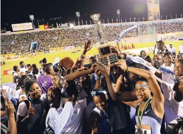  ??  ?? Edwin Allen High celebratin­g their victory on the final day of Champs 2014.