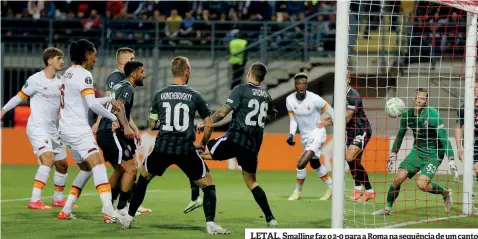  ?? ?? LETAL. Smalling faz o 2-0 para a Roma na sequência de um canto