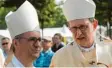  ?? Foto: dpa ?? Ärger um Gutachten: Kardinal Woelki (l.) und Erzbischof Heße.