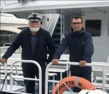  ?? (Photo Ph. D.) ?? Jean-philippe Isnard chef d’escale de la compagnie Riviera Lines et Frédéric Massa, capitaine du Croisette II sur le vieux Port de Golfe-juan.