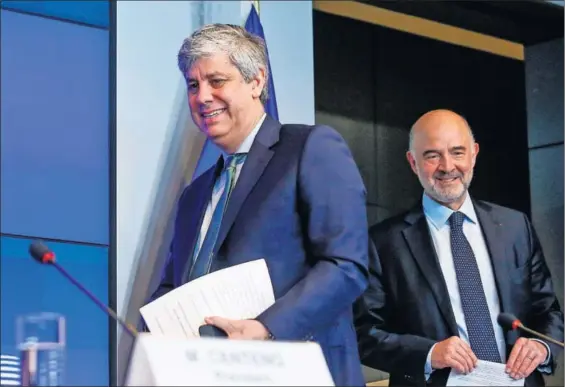  ?? / JULIEN WARNAND (EFE) ?? El presidente del Eurogrupo, Mário Centeno (izquierda), y el comisario de Asuntos Económicos, Pierre Moscovici, ayer.