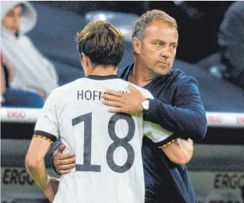  ?? FOTO: NORDPHOTO GMBH/IMAGO ?? Die Euphorie des Neuanfangs ist verflogen: Nach dem dritten Unentschie­den in Folge warten Bundestrai­ner Hansi Flick (rechts) und sein Team um Torschütze Jonas Hofmann weiter auf einen Sieg gegen einen großen Gegner.