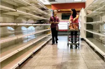  ??  ?? DESOLACIÓN . Los anaqueles en los supermerca­dos se mantienen vacíos en todo los estados del país.
