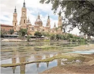  ?? FABIÁN SIMÓN ?? Aspecto del Ebro a su paso por Zaragoza, esta semana