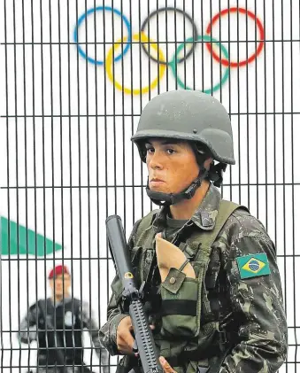  ?? Brazilská armáda dohlíží na bezpečnost. Tenistka Hlaváčková (vpravo nahoře) v olympijské vesnici. Chudá část města u zálivu Guanabara. ?? Mnoho tváří Ria.