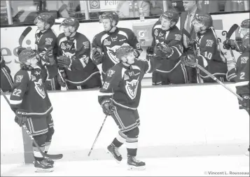  ?? VINCENT LEVESQUE ROUSSEAU ?? Evan Mackinnon (69) celebrates one of his four points (3G, 1A) Saturday with teammates. The former Dartmouth Major had eight points (5G, 3A) his rookie year between the Rouyn-noranda Huskies and the Phoenix in 2016-2017.