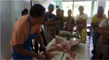  ?? CONTRIBUTE­D PHOTO ?? PUM senior expert Jan Van Goor (left) demonstrat­es to the participan­ts the proper deboning of mutton and veil during the skills enhancemen­t and developmen­t training on butchery held at Balay Kauswagan in Sagay City on Wednesday.