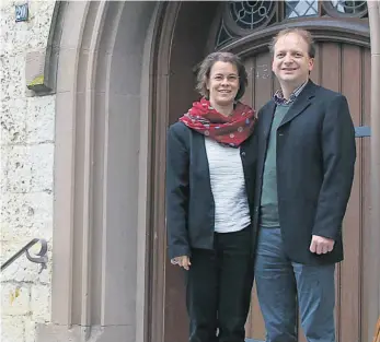  ?? FOTO: CHRISTOPH WARTENBERG ?? Fühlen sich schon wohl im Sigmaringe­r Pfarrhaus: Das neue Pfarrerehe­paar Dorothee Sauer und Matthias Ströhle.