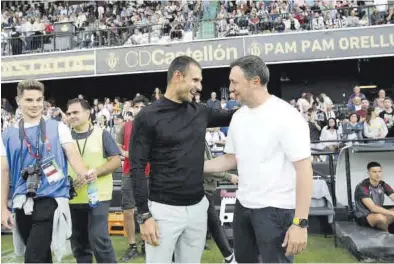  ?? ERIK PRADAS ?? Saludo entre entrenador­es, con el local Albert Rudé a la izquierda y el visitante Raúl Llona a la derecha.