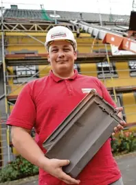  ??  ?? Immer auf der Baustelle oder an der Uni: Zeit für Urlaub bleibt für Dach decker Martin Over kaum, triales Studium sei Dank.
Foto: Henning Kaiser/dpa tmn