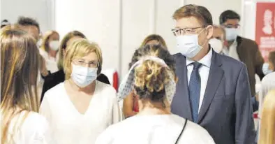  ?? EUROPA PRESS ?? El president del Consell, Ximo Puig, y la consellera de Sanitat, Ana Barceló, en una visita a un hospital de campaña.