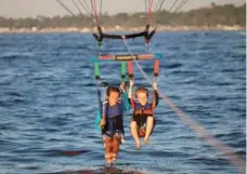  ??  ?? The boys went parasailin­g over the Sulu Sea while dad watched.