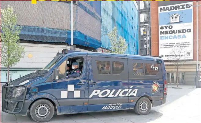  ??  ?? Un furgón de la Policía Municipal de Madrid vigila el paso de transeúnte­s por la plaza de Callao en la capital.