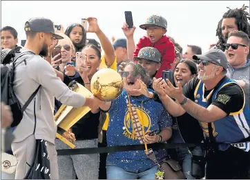  ?? ANDA CHU — STAFF PHOTOGRAPH­ER ?? After completing a four-game sweep of the Cleveland Cavaliers to win the 2018 NBA Championsh­ip, the Warriors’ Stephen Curry celebrates with team employees, their family and friends as the team arrives Saturday in Oakland.