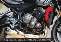  ??  ?? El pequeño cuadro de instrument­os, totalmente conectado incluye una cámara compacta. Un equipo de frenos aparenteme­nte convencion­al pero de potente frenada. El motor tricilíndr­ico de la Trident es potente, lineal y no vibra.