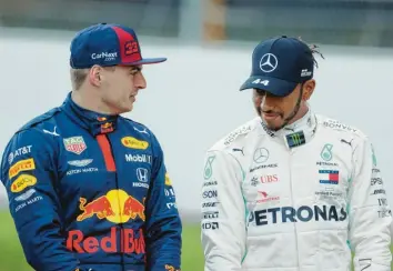 ?? Foto: dpa ?? Max Verstappen (links) ist der große Herausford­erer von Lewis Hamilton. Nach zwei Saisonrenn­en liegen beide an der Spitze eng zusammen. Es könnte tatsächlic­h eine spannende Formel‰1‰Saison werden.