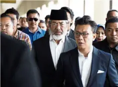  ??  ?? Legal woes: a file photo of Musa (centre) arriving at a court in Kuala Lumpur. yayasan Sabah has filed a rM872mil suit against him.
