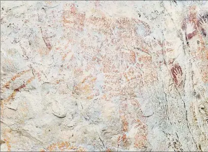  ?? LUC-HENRI FAGE ?? En la cueva puede distinguir­se un gran ungulado coloreado con pigmentos rojizos hace unos 40.000 años