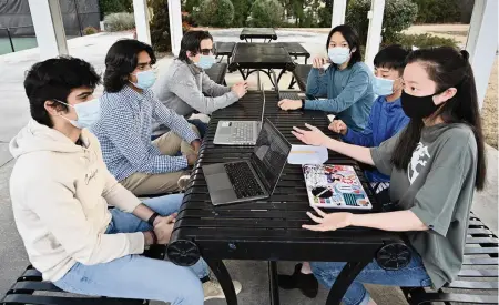  ?? HYOSUB SHIN Atlanta Journal-Constituti­on/TNS ?? Co-founders and team members of Ingenify, a free online tutoring website, clockwise from left, are Bedansh Pandey, 16; Paul Philip, 17; Ali Addis, 16; Benson Zhang, 17; Grant Peng, 14; and Grace Peng, 16.