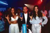  ??  ?? Kevin Lee (middle), President of Samsung Electronic­s Philippine­s Corporatio­n, and Samsung ambassador­s Solenn Huessaff and Kylie Versoza proudly show off the Galaxy S8.