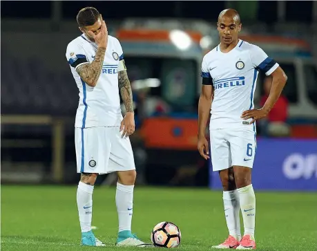  ??  ?? Disperazio­ne Le espression­i di Mauro Icardi e Joao Mario sono eloquenti. L’Inter continua a perdere colpi e la qualificaz­ione in Europa League è sempre più lontana. I nerazzurri ieri perdevano 5-2 e solo nel finale hanno «alleggerit­o» la sconfitta (Getty Images)