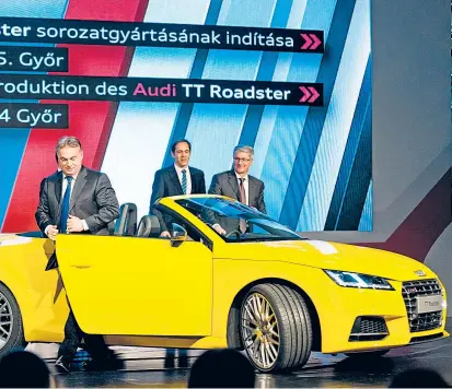  ??  ?? Ein schnittige­r Flitzer und viel gute Laune: Viktor Orbán und Audi-Chef Rupert Stadler bei der Präsentati­on des neuen Audi TT in Győr 2014. Kritik am autoritäre­n Stil des Ungarn? Unerwünsch­t.