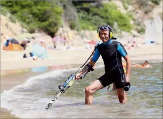  ?? (Photo Valérie Le Parc) ?? Combinaiso­n enfilée, détecteur à la main, casque sur les oreilles : la recherche peut commencer.