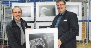  ?? SZ-FOTO: KÖ ?? Mit diesen Bildern von Tierköpfen hat der Foto-Club bei einer Bezirksmei­sterschaft den dritten Platz belegt. Auf unserem Bild rechts der Vorsitzend­e Ralf Flinspach, links sein Stellvertr­eter Klaus Fidelak.