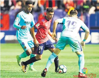  ??  ?? DELANTERO. “Choco” Lozano apoya a Carles Pérez, quien marca a Mateo García, del Osasuna.