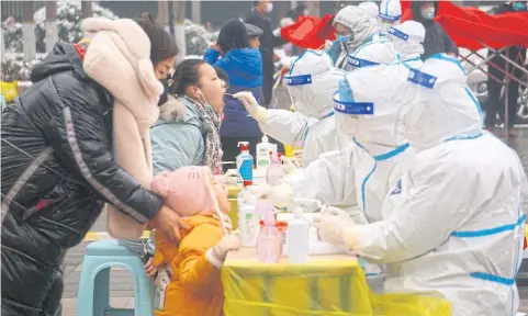  ?? REUTERS ?? Medical workers in protective suits collect swabs from residents in Zhengzhou, Henan province, yesterday.