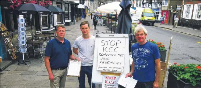  ?? Picture: Gerry Warren FM2750867 ?? Pub landlord Sean McCord, cafe owner Dan Grimwood and shop owner Winston Feather who are campaignin­g to keep the wide pavement in St Dunstan’s