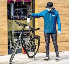  ?? BILD: SN/BRÜNDL ?? Bei der Lieferung wird das Fahrrad vor den Augen des Kunden desinfizie­rt, um die Sicherheit zu garantiere­n.
