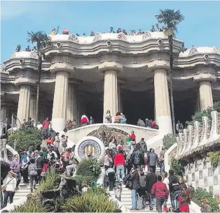  ??  ?? EN 2015, 2,7 MILLONES DE PERSONAS VISITARON EL RECINTO DEL PARK GÜELL.
AB