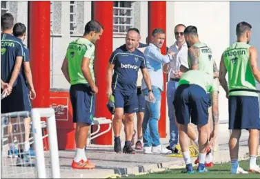  ??  ?? PREPARATIV­OS. Paco López y su plantilla preparan el duelo del próximo sábado ante el Real Madrid.