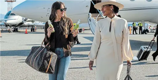  ?? GLEN WILSON FOCUS FEATURES ?? Dakota Johnson, left, and Tracee Ellis Ross in a scene from “The High Note.”