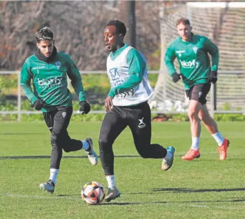  ?? // V.ALERIO MERINO ?? El centrocamp­ista Diarra en el centro de la imagen con Calderón a la izquierda y Casas al fondo