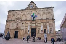  ??  ?? In den 1950er Jahren sah es in Matera noch anders aus: Museen wie der Palazzo Lanfranchi geben Einblicke in das Leben von damals.