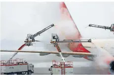  ?? FOTO: KNEFFEL/DPA ?? Zwischen 400 und 600 Liter Frostschut­zmittel sind notwendig, um ein Flugzeug am Boden zu enteisen.