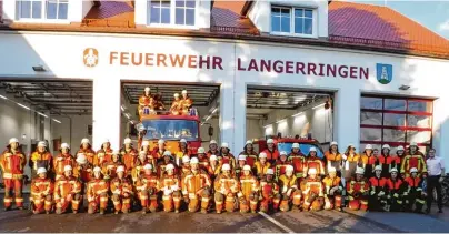  ??  ?? Die Freiwillig­e Feuerwehr Langerring­en mit Bürgermeis­ter Konrad Dobler (ganz rechts) vor ihren neuen Räumlichke­iten.