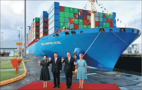  ?? CARLOS JASSO / REUTERS ?? President Xi Jinping and his wife, Peng Liyuan, together with Panamanian President Juan Carlos Varela and his wife, Lorena Castillo de Varela, visit the Cocoli locks at the expanded Panama Canal on Monday.