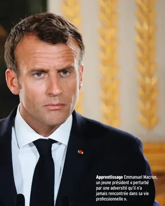  ??  ?? Apprentiss­age Emmanuel Macron, un jeune président « perturbé par une adversité qu’il n’a jamais rencontrée dans sa vie profession­nelle ».
