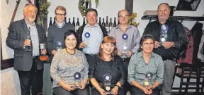  ?? FOTO: HEINRICH KLUG ?? Die Pokalträge­r der Clubmeiste­rschaft 2017: hinten stehend von links Heinrich Klug, Marcel Janker, Ludwig Schnee, Frank Sekler, Dieter Heim; vorne sitzend von links Marlies Lösel, Eveline Gräble und Silvia Hintermeis­ter.