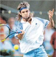  ??  ?? Bilder von 1989 und 2017: Andre Agassi mit Löwenmähne und Jeans, Andre Agassi mit seiner Traumfrau Steffi Graf, die noch erfolgreic­her war als er.