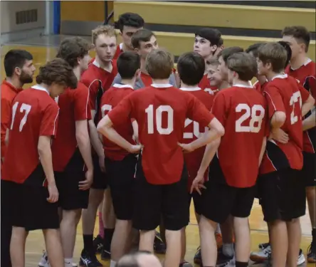  ?? JOSHUA WAGNER — MEDIANEWS GROUP ?? VVS talks things over during timeout during their game game against rival Oneida in 2020.