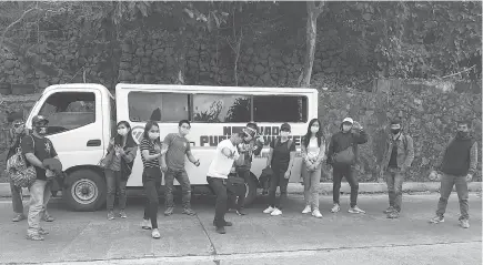  ?? Photo by La Trinidad SK ?? BACK HOME. Students renting in Benguet’s capital town of La Trinidad were ferried back home to Tuba, care of the town’s Sanggunian­g Kabataan Federation.